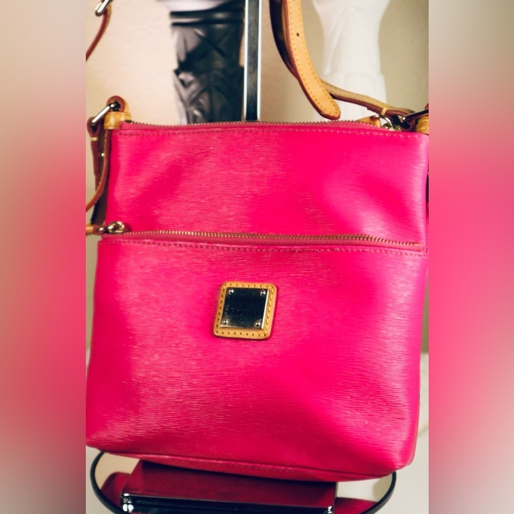 Dooney & Bourke pink pebble grain letter carrier crossbody - Picture 2 of 10